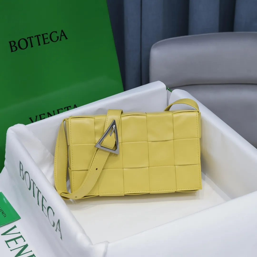 𝒃𝒐𝒕𝒕𝒆𝒈𝒂 𝒗𝒆𝒏𝒆𝒕𝒂-New style𝒄𝒂𝒔𝒔𝒆𝒕𝒕𝒆 The new cassette is really for both men and women 🉑️, the leather surface is changed from lamb to waxed calfskin, the gloss is 💯, the shoulder straps are matched with classic triangle elements, exquisite and fashionable, a street photography artifact (ps: super practical‼️) 🌈Only the highest-end in the market, welcome to compare Size: 23*15*5cm.     Model: 6687# oil wax leather